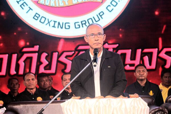 พลตรีณัฏฐ์ ศรีอินทร์ รองแม่ทัพภาค 2 ประธานเปิด “น้ำยืนไฟต์”คู่เอก”พยัคฆ์ดำ” น็อค “เจสเปอร์” ยก 3 มหกรรมมวยไทยนานาชาติ อ.น้ำยืน จ.อุบลราชธานี