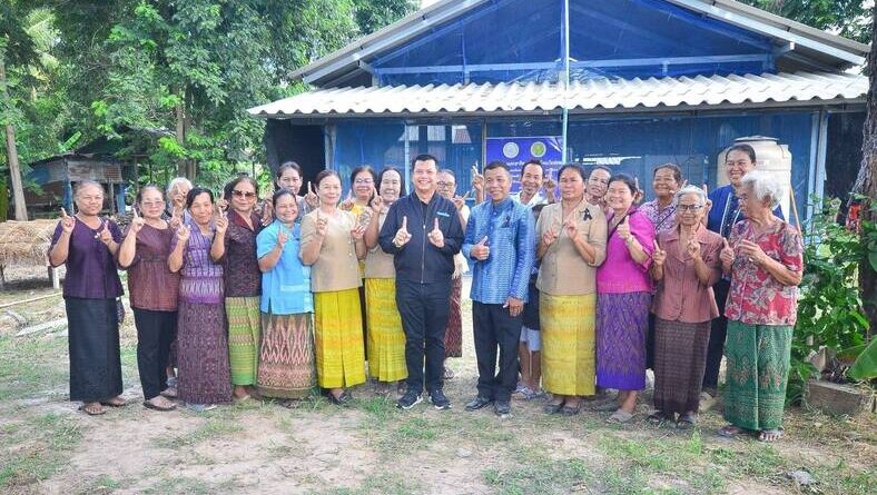 อธิบดีกรมหม่อนไหม ลงพื้นที่ร้อยเอ็ด โชว์ความสำเร็จ “กลุ่มแปลงใหญ่บ้านโนนชัยศรี” โมเดลต้นแบบสู้ภัยแล้งทุ่งกุลาฯ ด้วยเทคโนโลยีดิจิทัล ยกระดับเส้นไหมไทยสาวมือมาตรฐาน Q สู่ตลาดออนไลน์