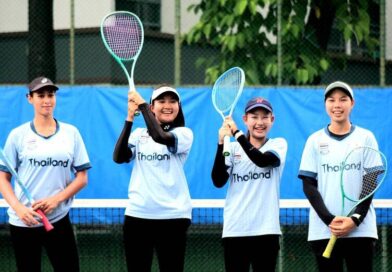 5 นักหวดสาวซอฟท์เทนนิสทีมชาติไทย ชุดลุยศึกเอเชี่ยนเกมส์ที่เมืองนาโงย่า ประเทศญี่ปุ่น ซ้อมเข้ม นางอุดมลักษณ์ ศิริกุลเลิศรัฐ นายกสมาคมกีฬาซอฟท์เทนนิสแห่งประเทศไทย หวังลุ้นเหรียญรางวัลฝากแฟนกีฬาชาวไทย