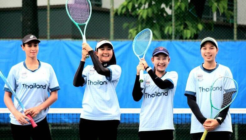 5 นักหวดสาวซอฟท์เทนนิสทีมชาติไทย ชุดลุยศึกเอเชี่ยนเกมส์ที่เมืองนาโงย่า ประเทศญี่ปุ่น ซ้อมเข้ม นางอุดมลักษณ์ ศิริกุลเลิศรัฐ นายกสมาคมกีฬาซอฟท์เทนนิสแห่งประเทศไทย หวังลุ้นเหรียญรางวัลฝากแฟนกีฬาชาวไทย