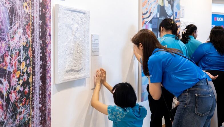 ศิลปะที่มองผ่านปลายนิ้ว ยูโอบีนำ “ศิลปะสัมผัสได้” สู่หอศิลปกรุงเทพฯจากภาพวาดบนผืนผ้าใบสู่ผลงานนูนต่ำสามมิติ