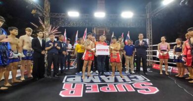 พล.ต.ท.ไตรรงค์ ผิวพรรณ และ ดร.หิมาลัย ผิวพรรณ ร่วมเป็นประธานอำนวยการและประธานจัดการแข่งขัน”มหกรรมมวยไทยนานาชาติ วันกตัญญูบูรพาจารย์หลวงพ่อคูณ ปริสุทโธ” ที่ เวทีมวยชั่วคราววัดบ้านไร่ จ.นครราชสีมา