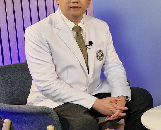 “เหงื่อออกหน้า–ศีรษะมากผิดปกติ” รักษาอย่างไร? จำเป็นต้องผ่าตัดหรือไม่?